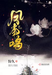 一个男人在人群中看你